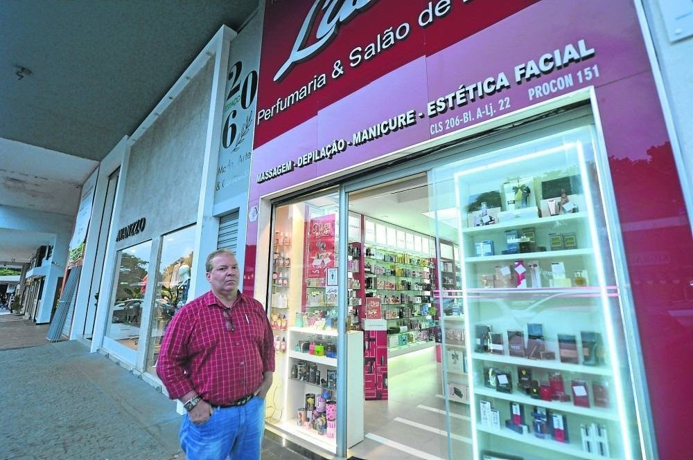Roberto Melo &eacute; dono de uma perfumaria na Asa Sul: "O governo tem de fazer uma contraproposta, criar uma linha de cr&eacute;dito para a gente", sugeriu