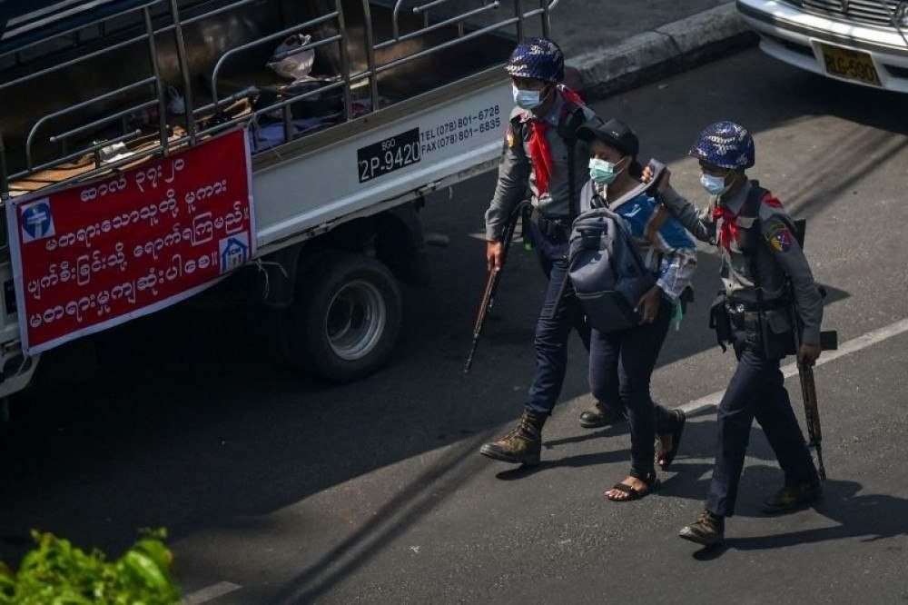 Novas detenções e balas de borracha contra manifestantes em Mianmar