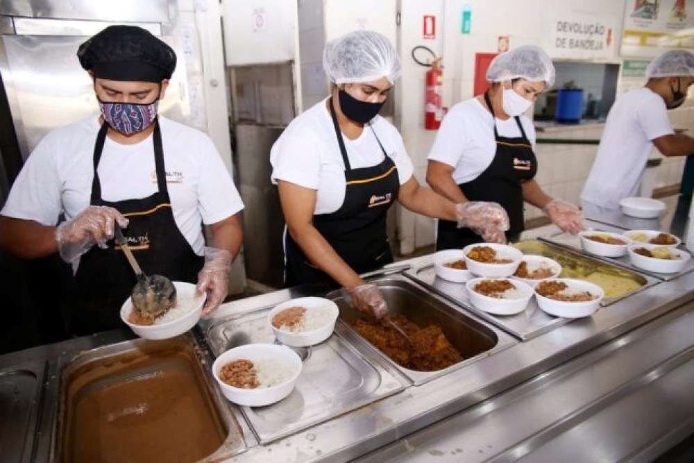 População de rua do DF recebeu mais de 60 mil refeições durante a pandemia