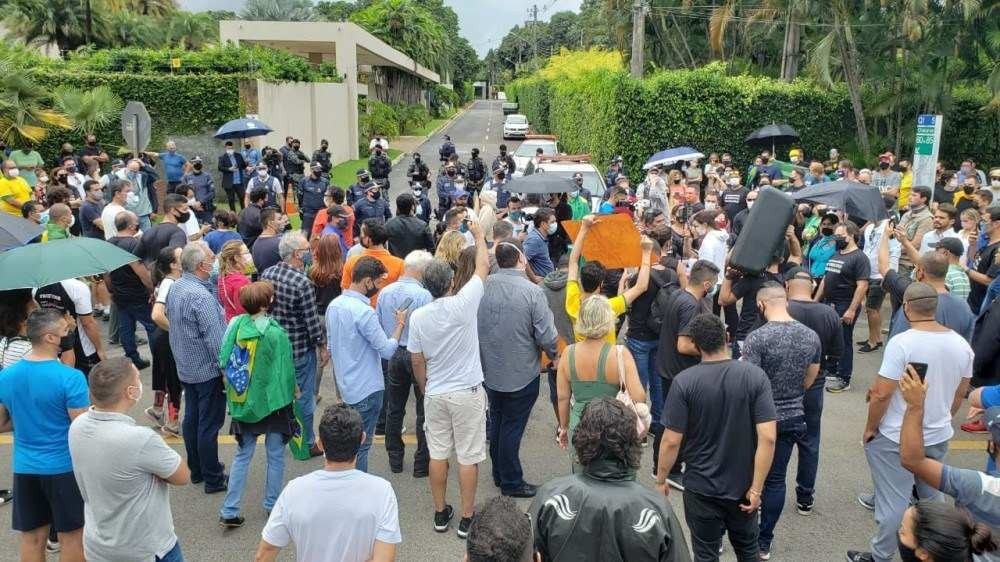 Empresários fazem manifestação em frente à casa de Ibaneis ...