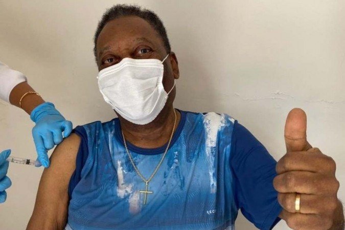 Pelé recebe primeira dose da vacina contra covid-19 em Santos