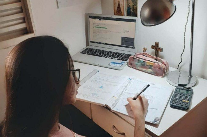 A candidata Camila Orsi continua estudando e revisando conteúdos da 3ª etapa do PAS para não perder o ritmo - (crédito: Arquivo Pessoal) A candidata Camila Orsi continua estudando e revisando conteúdos da 3ª etapa do PAS para não perder o ritmo - (crédito: Arquivo Pessoal)
