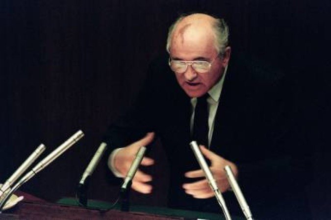 (FILES) In this file photo taken on August 27, 1991 Soviet President Mikhail Gorbachev stresses a point on the second day of the extraordinary session of the Supreme Soviet in Moscow. Mikhail Gorbachev, the last Soviet leader, celebrates his 90th birthday on March 2, 2021. / AFP / VITALY ARMAND -  (crédito: VITALY ARMAND)