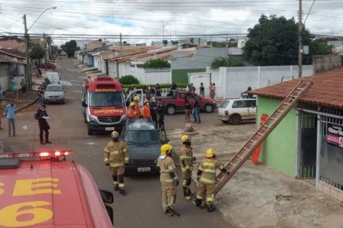 O homem encostou em fios energizados enquanto consertava o telhado de uma casa - (crédito: Divulgação/CBMDF) O homem encostou em fios energizados enquanto consertava o telhado de uma casa - (crédito: Divulgação/CBMDF)