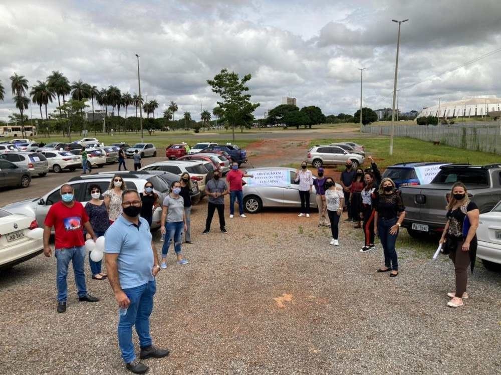 A carreta, que percorreu o Eixo Monumental, perto do Palácio do Buriti, foi contra a volta das aulas na rede pública de ensino do DF.