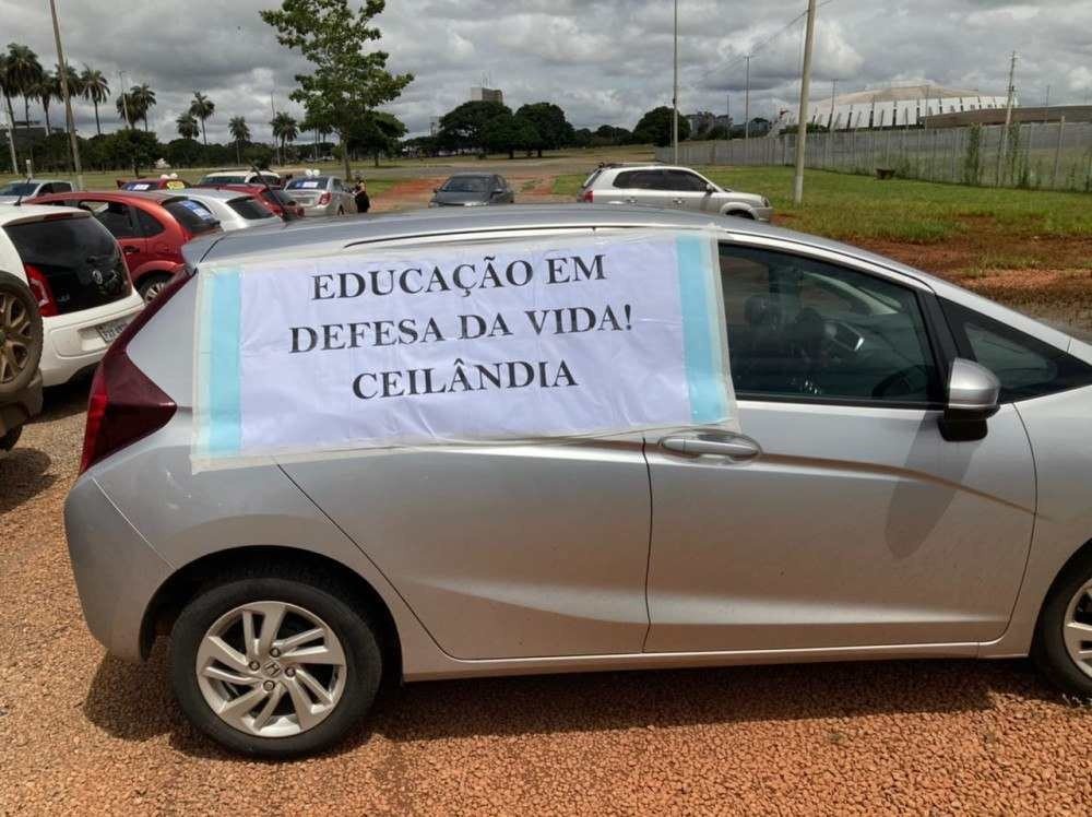 A carreta, que percorreu o Eixo Monumental, perto do Palácio do Buriti, foi contra a volta das aulas na rede pública de ensino do DF.