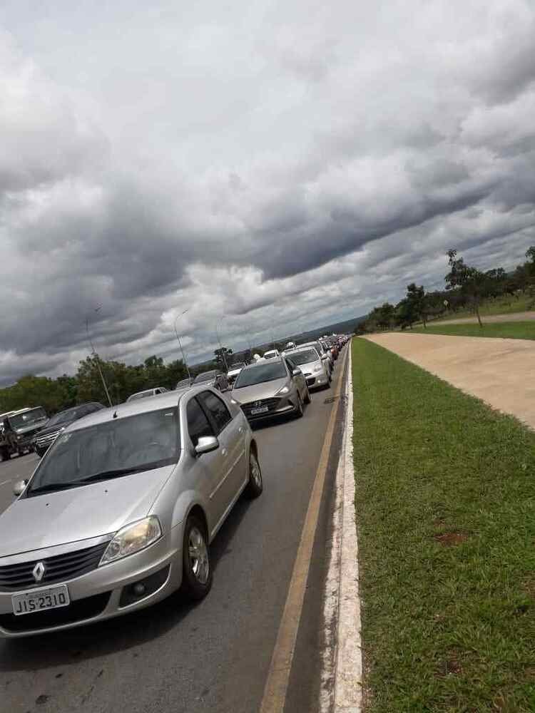 A carreta, que percorreu o Eixo Monumental, perto do Palácio do Buriti, foi contra a volta das aulas na rede pública de ensino do DF.