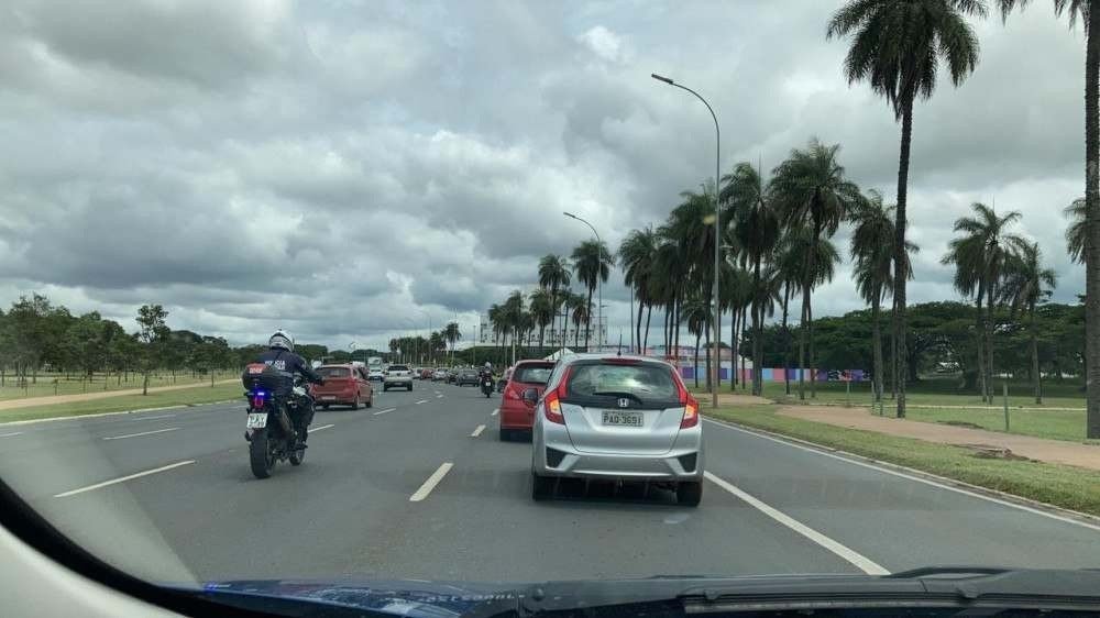 A carreta, que percorreu o Eixo Monumental, perto do Palácio do Buriti, foi contra a volta das aulas na rede pública de ensino do DF.