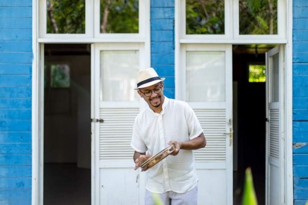 Sambista Breno Alves, do 7 na Roda, lança primeiro álbum solo