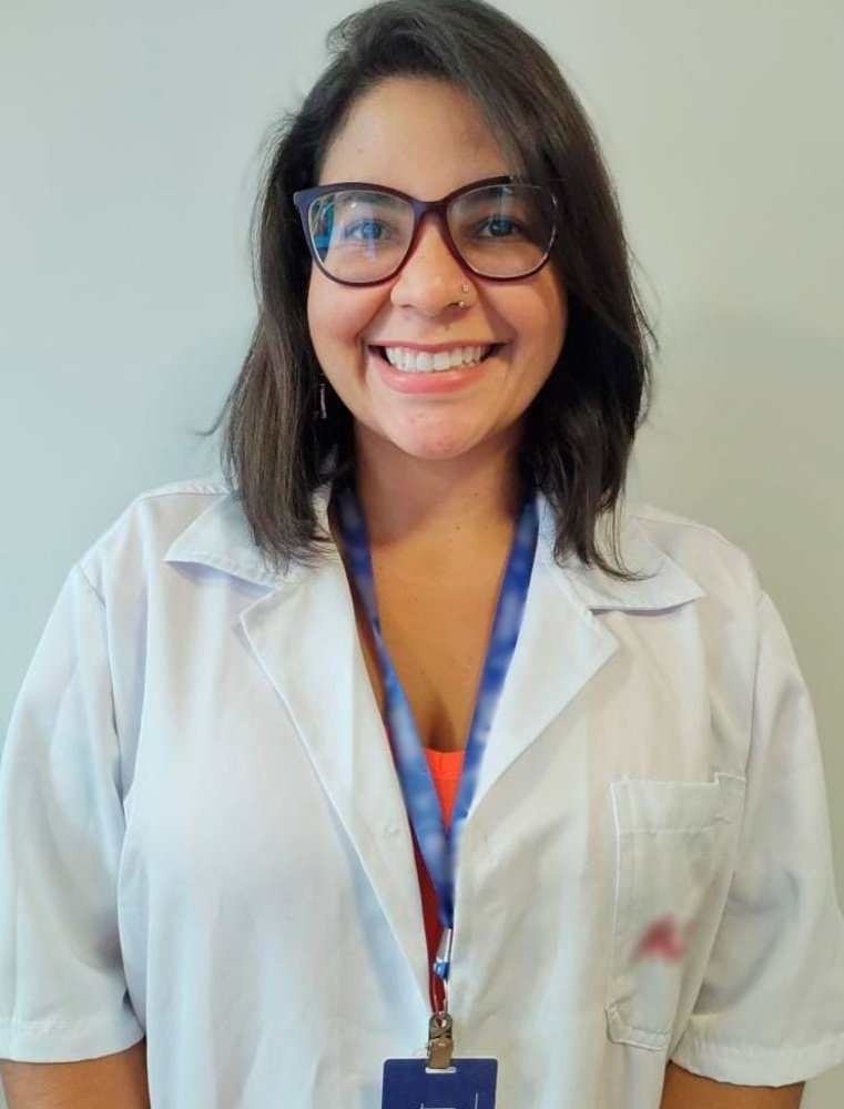 Dani Souza, professora de redação, acredita que estudantes podem escrever redações melhores dando a amigos ou professores para receberem feedback Dani Souza, professora de redação, acredita que estudantes podem escrever redações melhores dando a amigos ou professores para receberem feedback