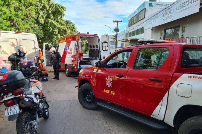 A mulher foi encontrada sem vida e com a cabeça embaixo do veículo -  (crédito: Divulgação/CBMDF)