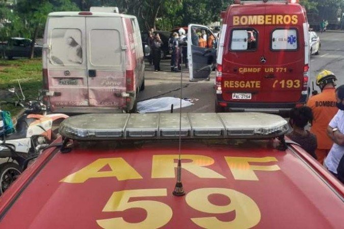 Corpo de Bombeiro no local do atropelamento, no SAAN