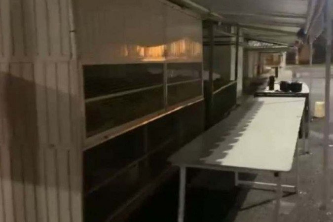 Barraca improvisada onde os dois estavam morando: local fica a poucos metros do Palácio do Buriti -  (crédito: PCDF/Reprodução)