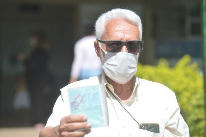 Morador da Asa Norte e professor aposentado, Irajá Paulo de Queiroz, 75 anos, conseguiu ser imunizado no posto de saúde -  (crédito: Ed Alves/CB/D.A Press)