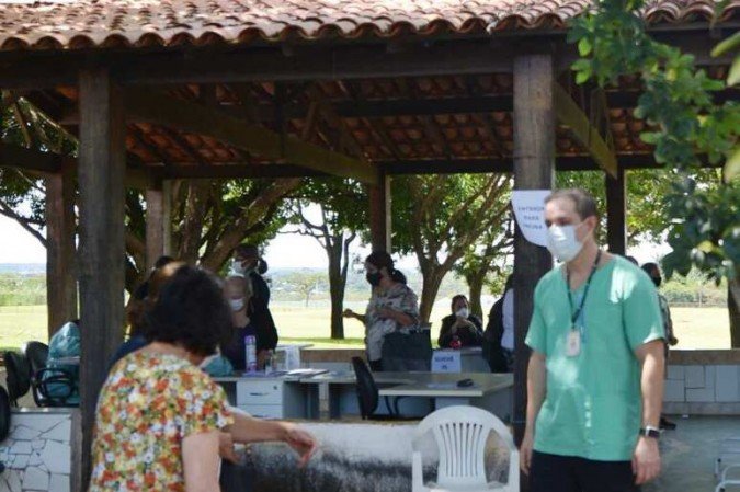 Vacinação de idosos com 75 anos