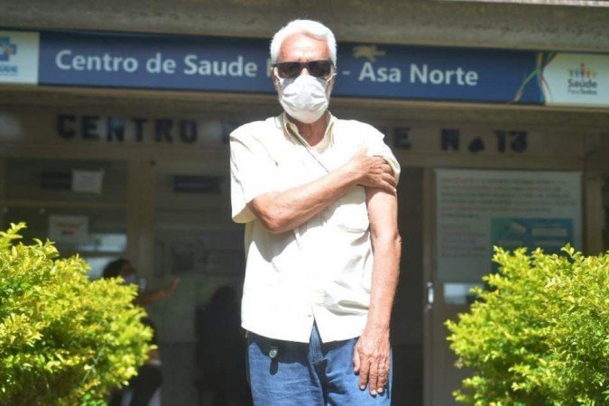 Vacinação de idosos com 75 anos