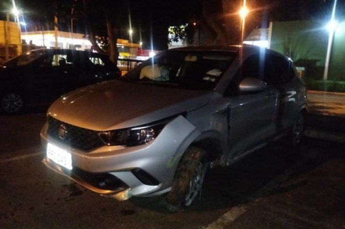 O motorista abandonou o veículo após colidir com o meio-fio na Área de Desenvolvimento Econômico de Águas Claras. Ele tentou fugir a pé, mas foi abordado pelos policiais -  (crédito: PMDF/Divulgação)