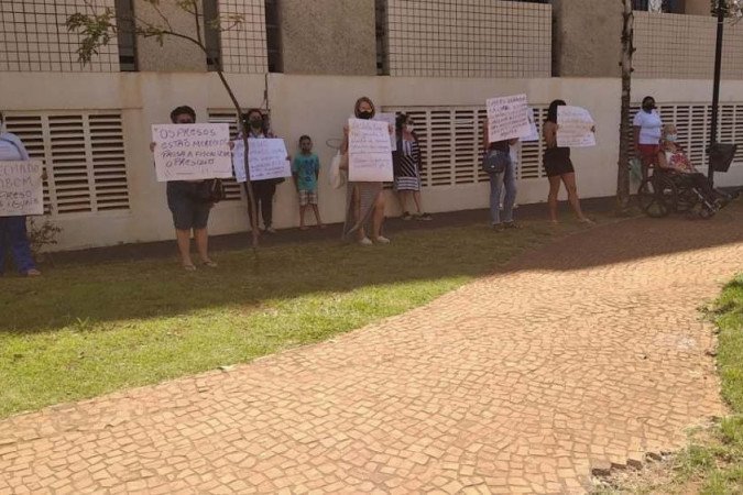 Cerca de 30 pessoas protestam em frente à Papuda - (crédito: Material cedido ao Correio) Cerca de 30 pessoas protestam em frente à Papuda - (crédito: Material cedido ao Correio)