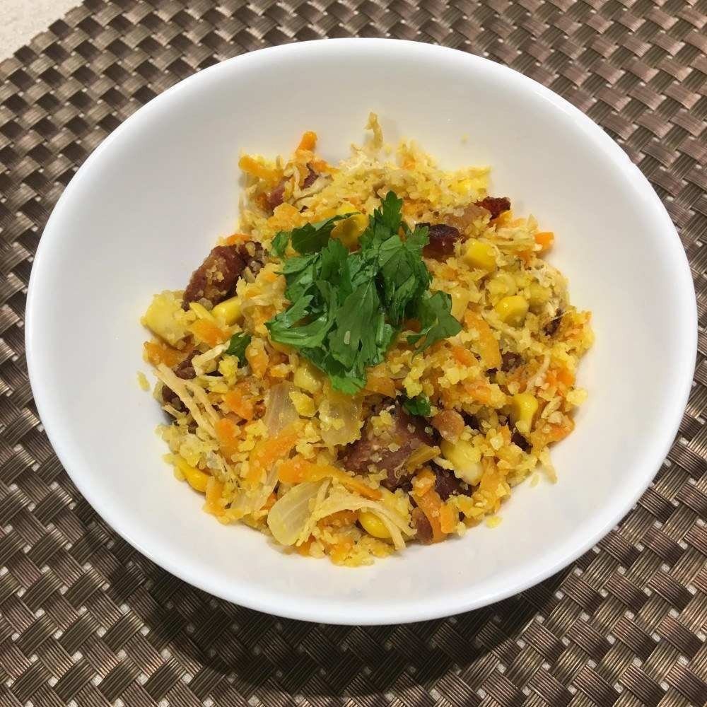 Prato de farofa de cuscuz feita com frango desfiado, cebola, milho, cenoura ralada, bacon e cheiro verde