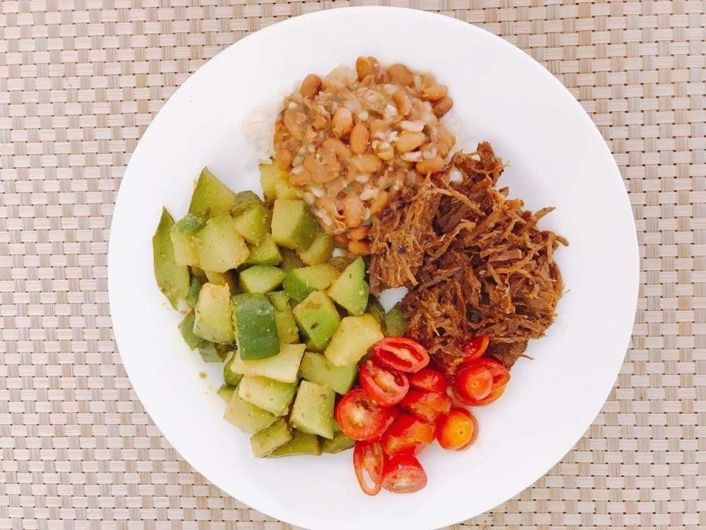 Prato de lagarto desfiado, chuchu, tomate cereja, arroz branco e feijão, ensinado por Gabriela 