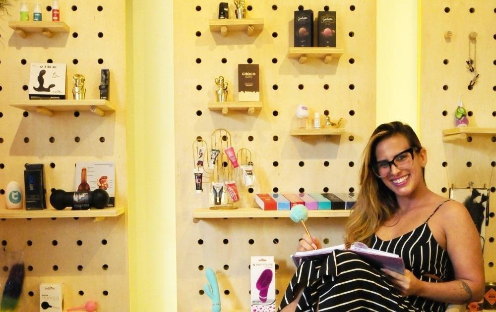 "Gosto da coisa da sexualidade e trabalhar isso com as mulheres, vê-las satisfeitas, sentir que estou ajudando de alguma forma e quebrando tabus", conta Ana Paula "Gosto da coisa da sexualidade e trabalhar isso com as mulheres, vê-las satisfeitas, sentir que estou ajudando de alguma forma e quebrando tabus", conta Ana Paula