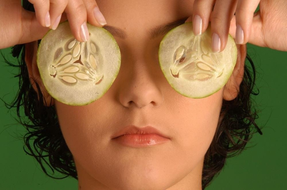 Aprenda a diminuir e camuflar os inchaços matinais e olheiras