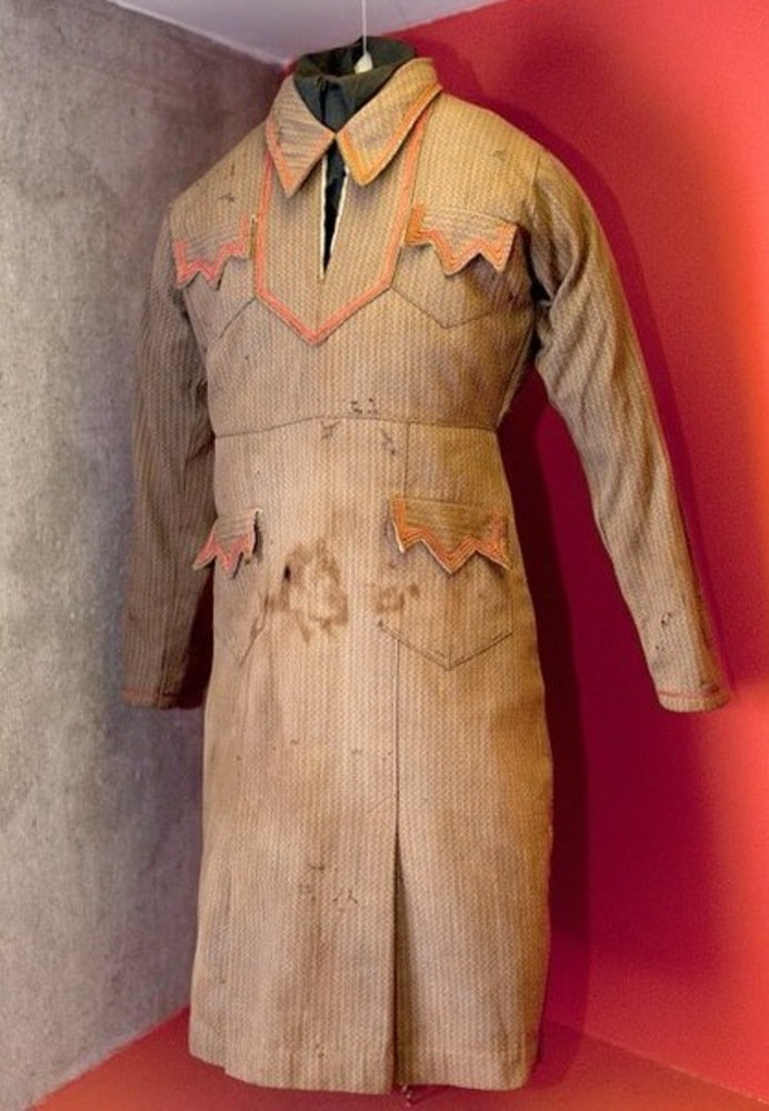 Vestido do dia a dia de Maria Bonita, em brim enfeitado de galões, colhido por morte em 1938