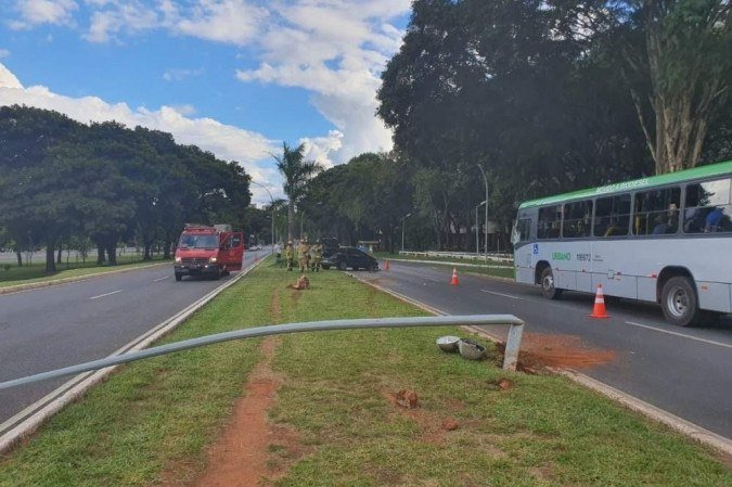 O ônibus derrubou um poste na altura da 103 Norte, em uma das pistas do Eixo W -  (crédito: Corpo de Bombeiros/ Divulgação)