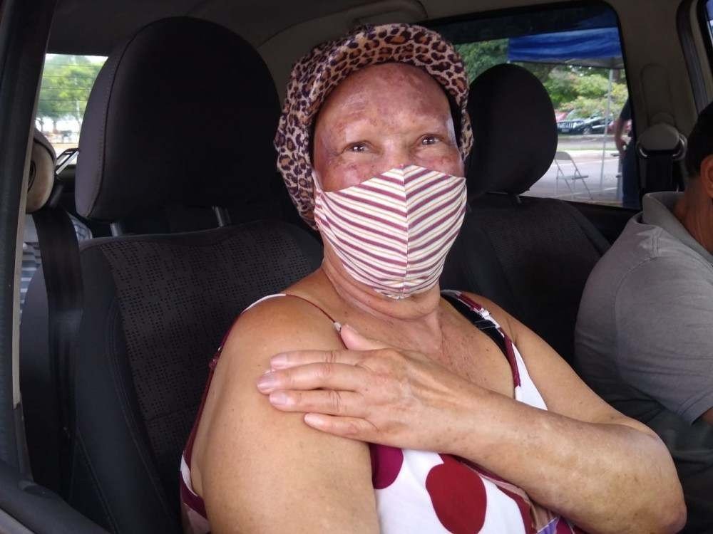 Idosos com 75 anos ou mais se vacinam neste sábado e reclamam de aglomerações