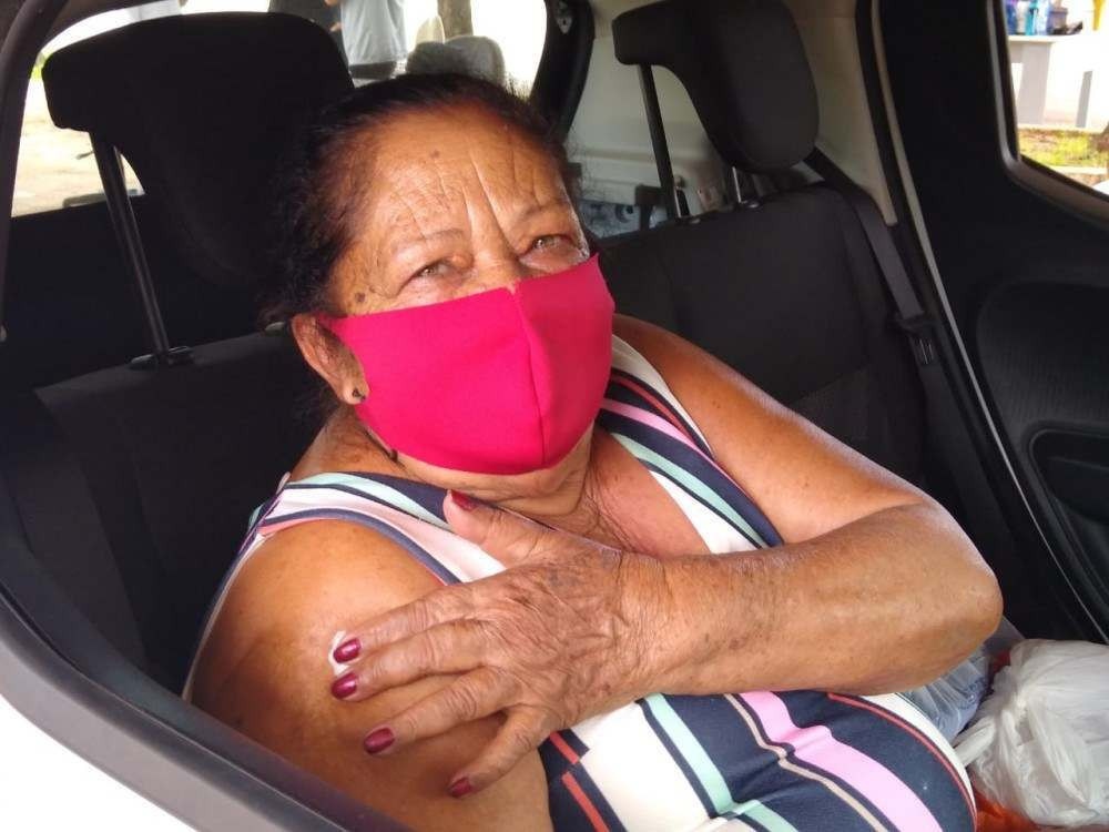 Maria José de Andrade, 75, foi ao posto de vacinação drive-thru para ser imunizada 