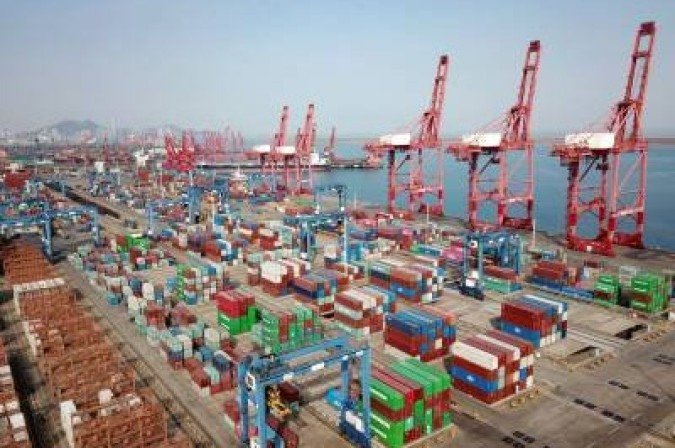 Contêineres para exportação: prática se dá quando empresa vende produto no exterior por valor abaixo do praticado no seu mercado interno - (crédito: STR) Contêineres para exportação: prática se dá quando empresa vende produto no exterior por valor abaixo do praticado no seu mercado interno - (crédito: STR)