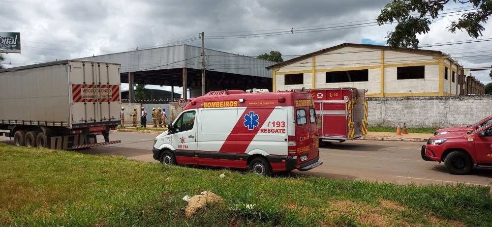 Em galpão de reciclagem da SLU, Bombeiros realizam análise para identificar material vazado