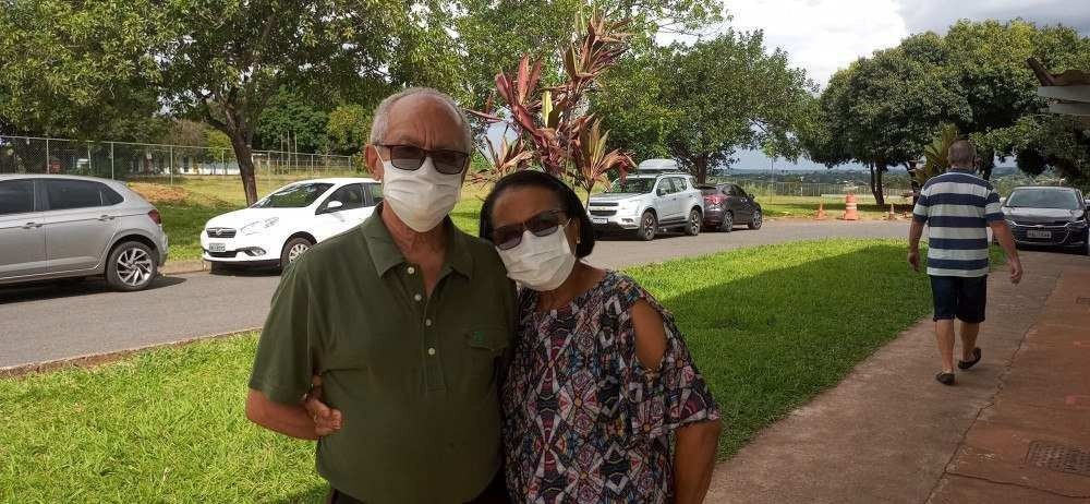 Emiliano de 73 acompanhou a esposa para ser vacinada. O casal agora aguarda a segunda dose e a vacinação do público de 73 anos para Emiliano também ficar protegido