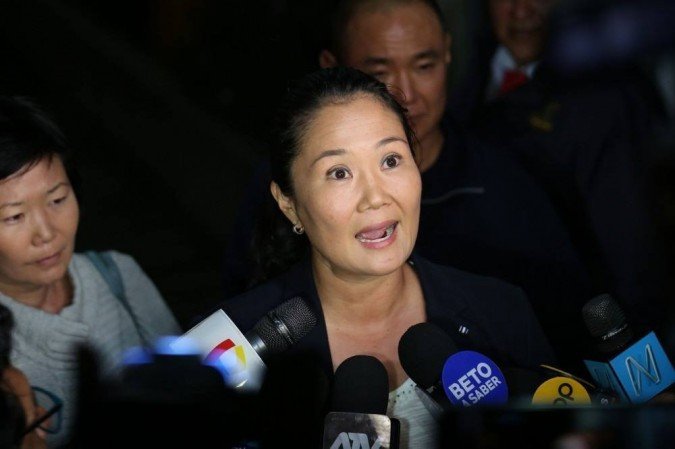 Neste arquivo, foto tirada em 03 de outubro de 2018, a política peruana e líder do Partido Popular Fuerza do Peru Keiko Fujimori (C), filha do ex-presidente do Peru (1990-2000) Alberto Fujimori, se dirige à imprensa. - (crédito: AFP / Luka GONZALES) Neste arquivo, foto tirada em 03 de outubro de 2018, a política peruana e líder do Partido Popular Fuerza do Peru Keiko Fujimori (C), filha do ex-presidente do Peru (1990-2000) Alberto Fujimori, se dirige à imprensa. - (crédito: AFP / Luka GONZALES)