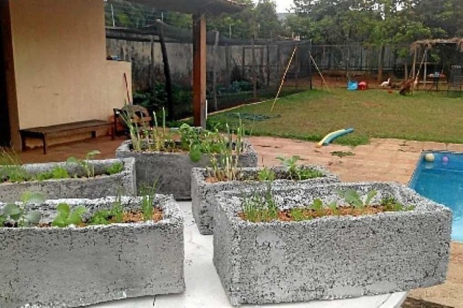 A Coma Seu Jardim desenvolveu uma massa de cimento com isopor descartado para fazer vasos e canteiros. Assim, as pessoas podem plantar dentro de casa