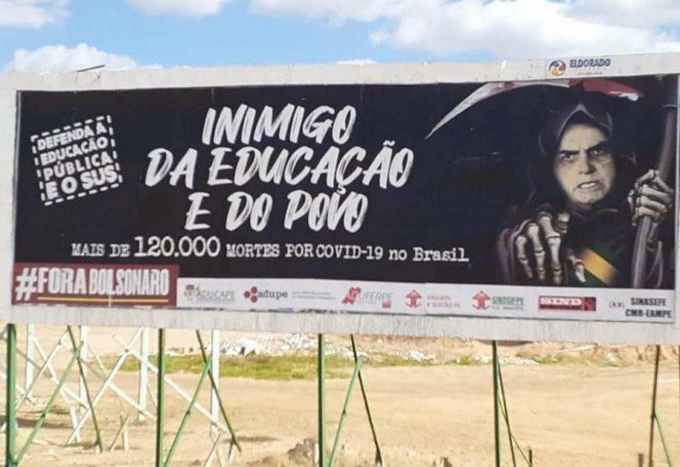 Professora da UFRPE é alvo de inquérito por outdoor com críticas a Bolsonaro