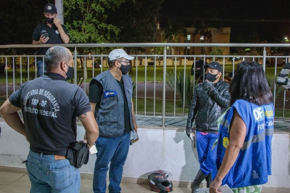 Operação Toque de Recolher, com atuação da PMDF e DF Legal, realizou, na noite de quarta-feira (10/3), 12.847 vistorias a estabelecimentos comerciais do DF