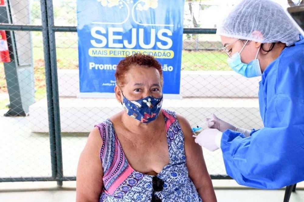 Sejus vai doar 10 mil vouchers do aplicativo 99 para idosos que forem se vacinar