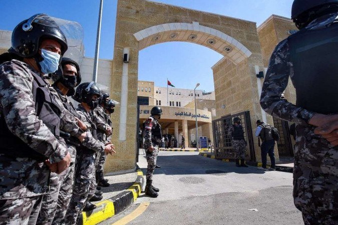 Membros das forças Darak da Jordânia (gendarmerie) montam guarda do lado de fora do Hospital al-Hussain New Salt na cidade de Salt, a noroeste da capital da Jordânia, em 13 de março de 2021, enquanto o rei da Jordânia visita as instalações. -  (crédito: Khalil MAZRAAWI / AFP)