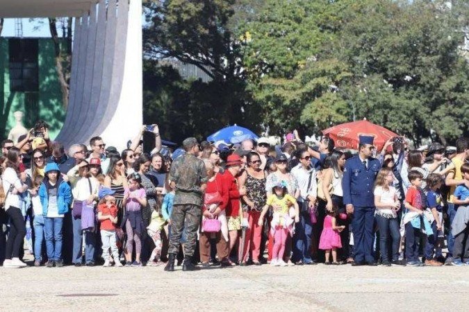 Fotos tiradas em eventos cívicos no DF antes da pandemia do novo coronavírus, em 2019