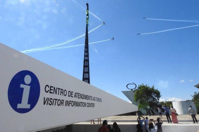 Fotos tiradas em eventos cívicos no DF antes da pandemia do novo coronavírus, em 2019