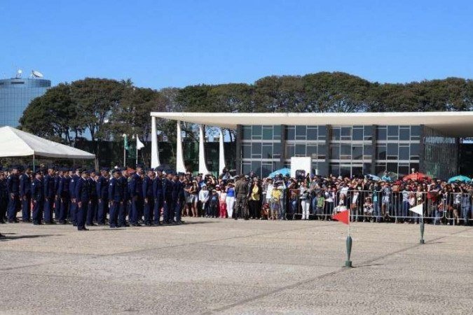 Fotos tiradas em eventos cívicos no DF antes da pandemia do novo coronavírus, em 2019