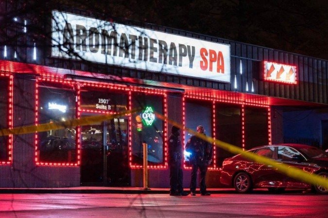 Policiais são vistos do lado de fora de um salão de massagens onde uma pessoa foi baleada e morta em 16 de março de 2021, em Atlanta, Geórgia. -  (crédito: Elijah Nouvelage / AFP)