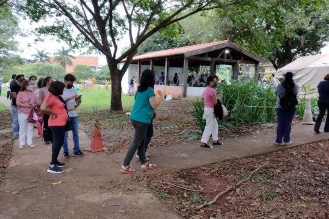 A espera pode chegar a mais de 30 minutos em alguns postos de vacinação - (crédito: Ed Alves) A espera pode chegar a mais de 30 minutos em alguns postos de vacinação - (crédito: Ed Alves)