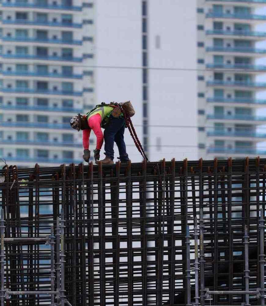 Produção industrial mantém tendência de queda em fevereiro, revela CNI