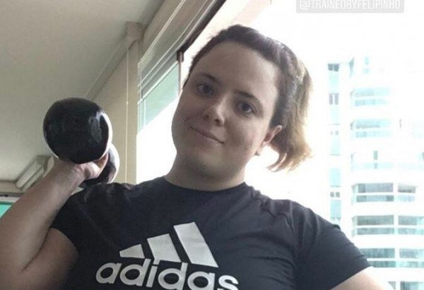 Cecília Olivieri prefere fazer exercícios na varanda do apartamento