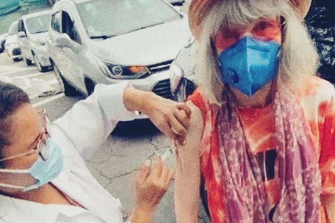 Rita Lee recebe vacina contra covid