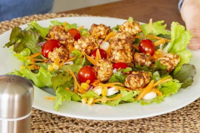 Salada com crouton de dadinho de tapioca.