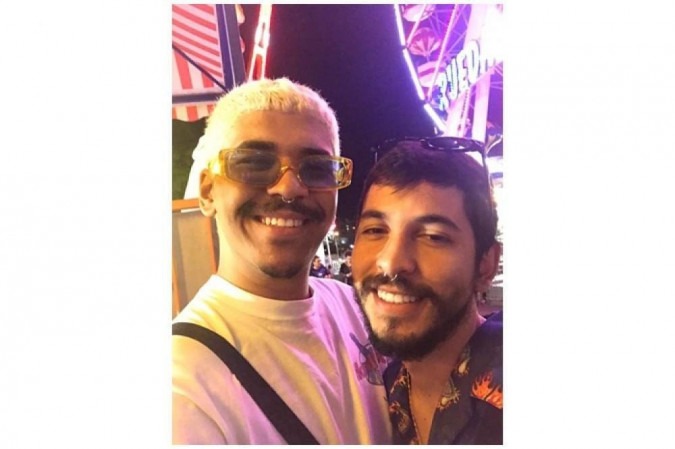 Denner (E) e Vinicius se juntaram para criar um brechó on-line em 2017 Denner (E) e Vinicius se juntaram para criar um brechó on-line em 2017