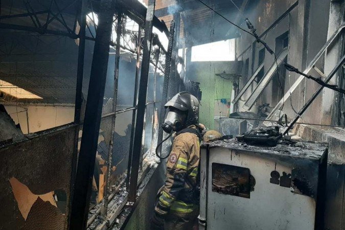 Os bombeiros controlaram as chamas depois de o hotel ser evacuado -  (crédito: Divulgação/Bombeiros)